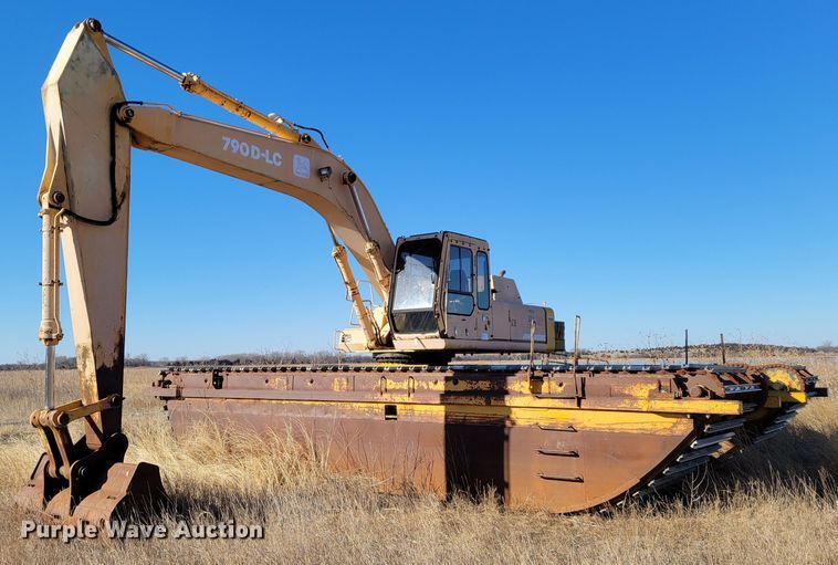 image for item DO4172 1988 John Deere 790D  amphibious excavator