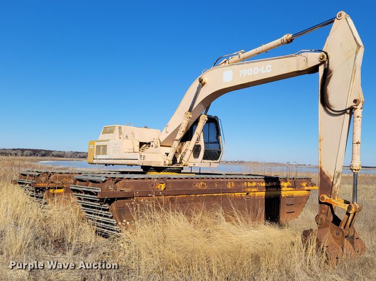 image for item DO4172 1988 John Deere 790D  amphibious excavator