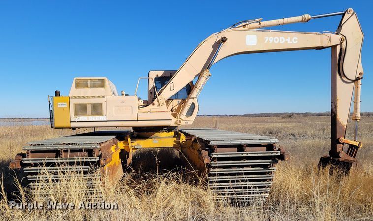 image for item DO4172 1988 John Deere 790D  amphibious excavator