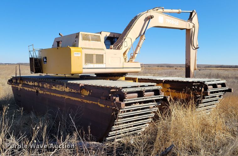 image for item DO4172 1988 John Deere 790D  amphibious excavator
