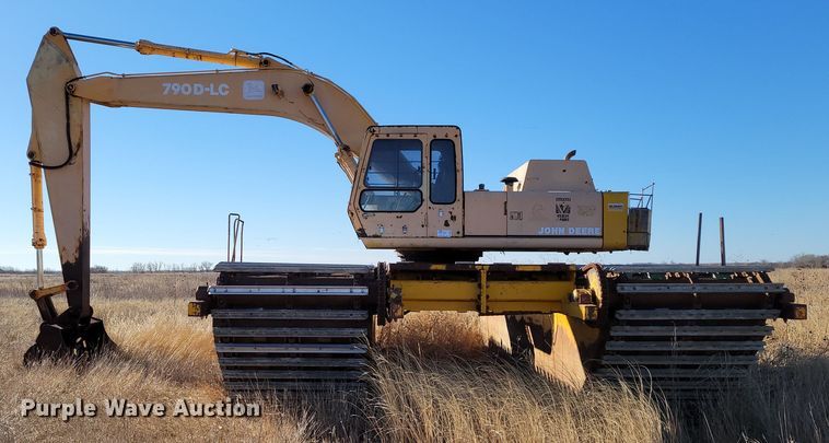 image for item DO4172 1988 John Deere 790D  amphibious excavator