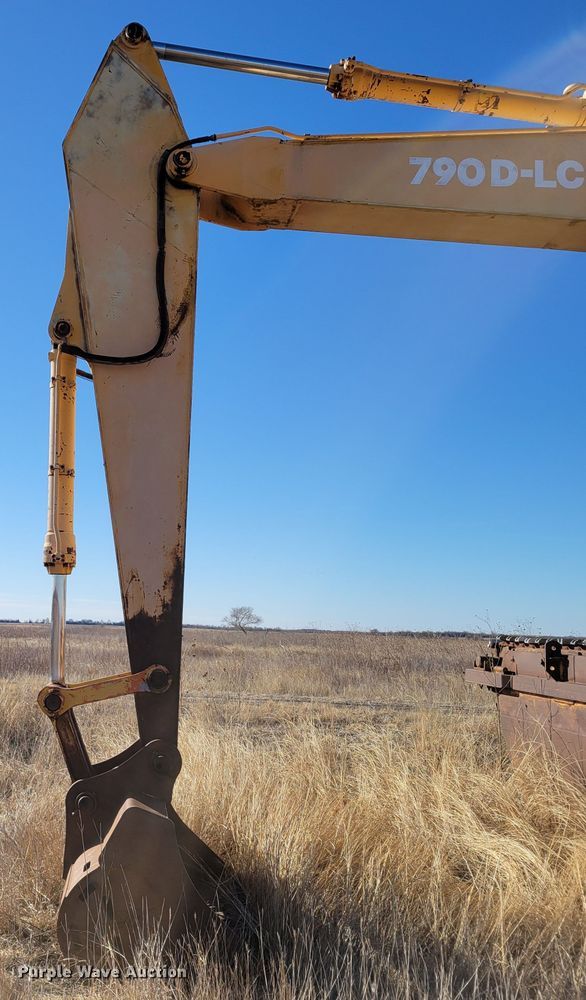 image for item DO4172 1988 John Deere 790D  amphibious excavator
