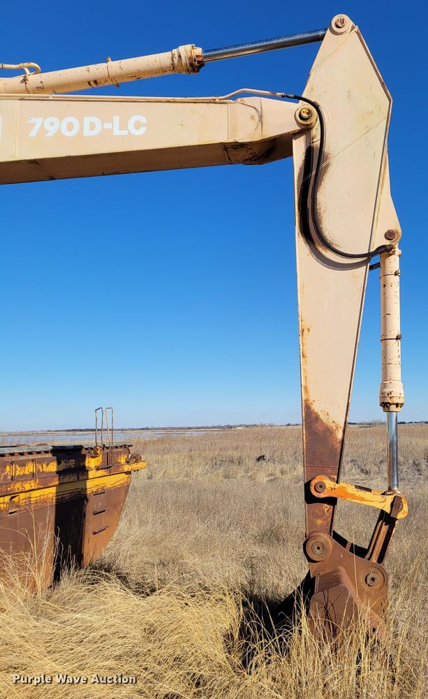 image for item DO4172 1988 John Deere 790D  amphibious excavator