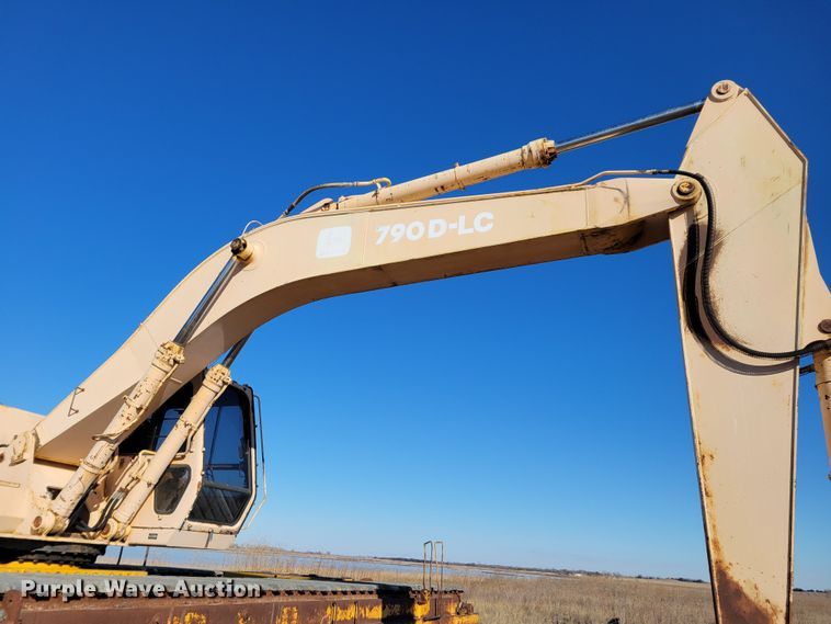 image for item DO4172 1988 John Deere 790D  amphibious excavator