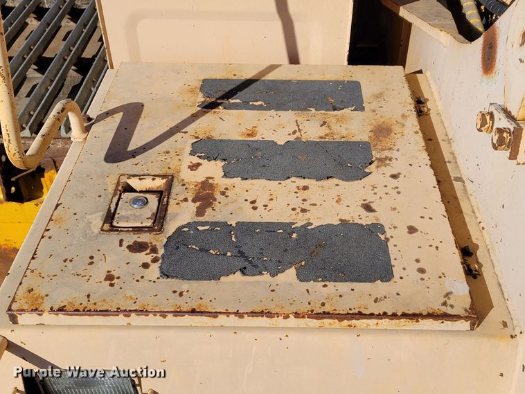 image for item DO4172 1988 John Deere 790D  amphibious excavator