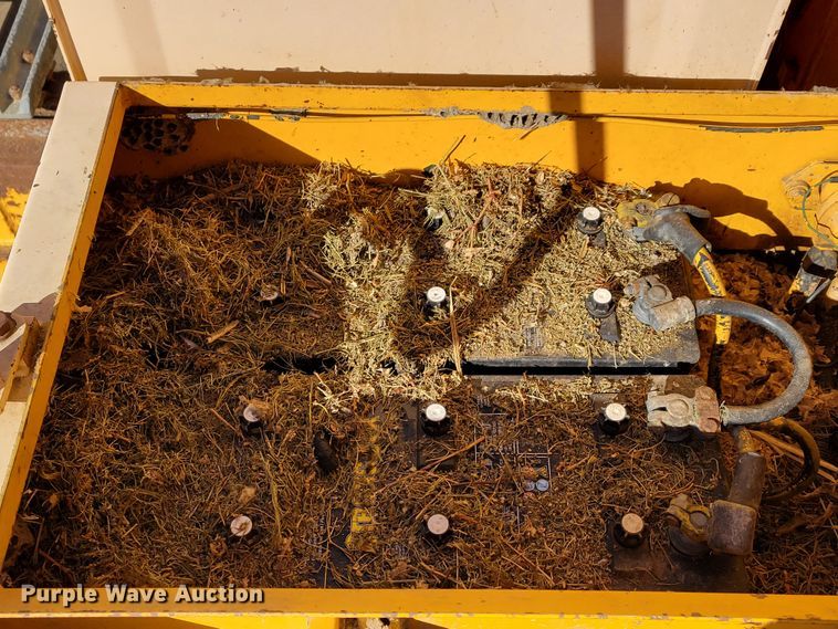 image for item DO4172 1988 John Deere 790D  amphibious excavator