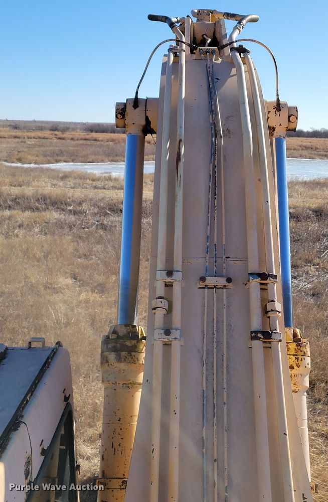 image for item DO4172 1988 John Deere 790D  amphibious excavator