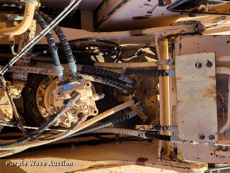 image for item DO4172 1988 John Deere 790D  amphibious excavator