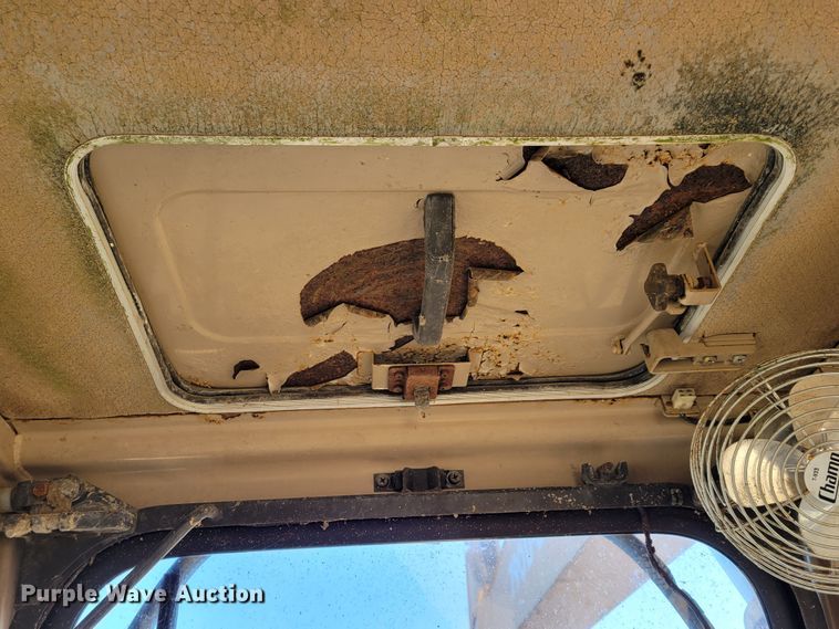 image for item DO4172 1988 John Deere 790D  amphibious excavator