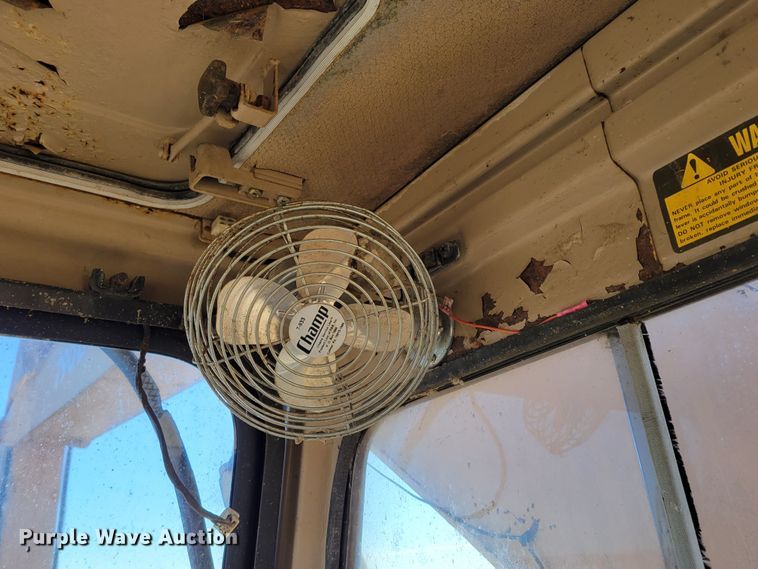 image for item DO4172 1988 John Deere 790D  amphibious excavator