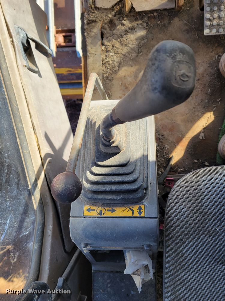 image for item DO4172 1988 John Deere 790D  amphibious excavator