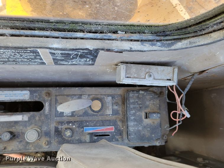 image for item DO4172 1988 John Deere 790D  amphibious excavator