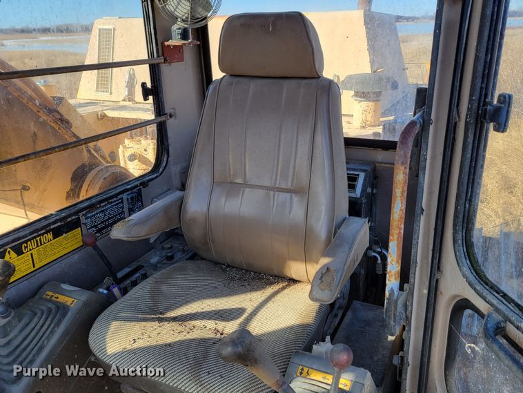 image for item DO4172 1988 John Deere 790D  amphibious excavator