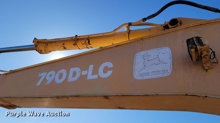 image for item DO4172 1988 John Deere 790D  amphibious excavator