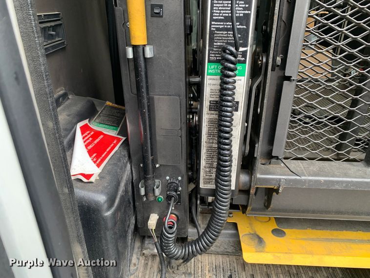 image for item DP8621 2011 Ford E350 Super Duty  van