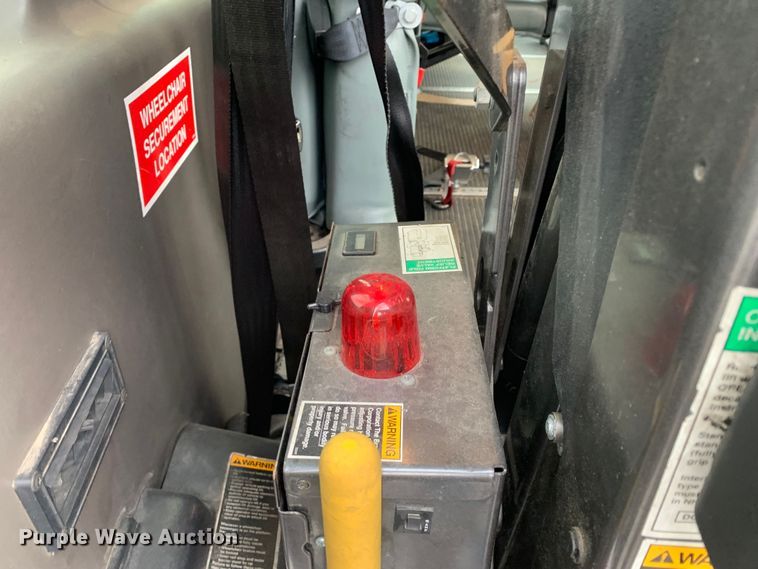 image for item DP8621 2011 Ford E350 Super Duty  van