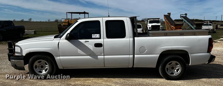 image for item DQ1981 2004 Chevrolet Silverado 1500  Ext. Cab pickup truck
