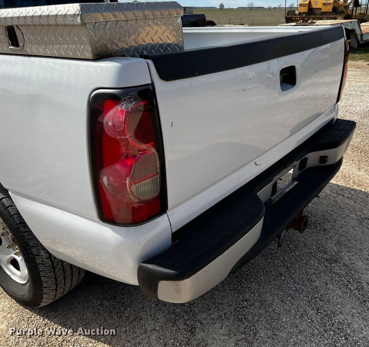 image for item DQ1981 2004 Chevrolet Silverado 1500  Ext. Cab pickup truck