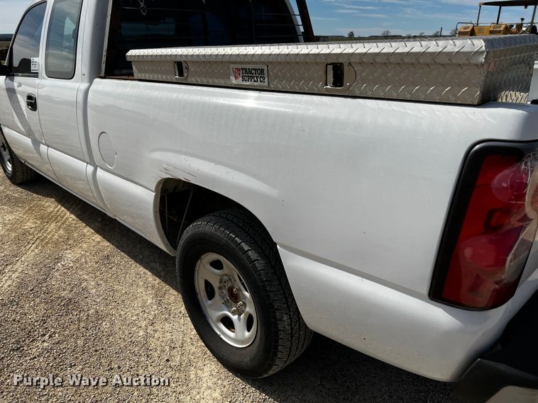 image for item DQ1981 2004 Chevrolet Silverado 1500  Ext. Cab pickup truck