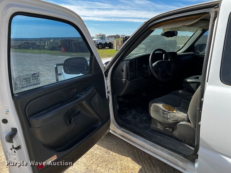 image for item DQ1981 2004 Chevrolet Silverado 1500  Ext. Cab pickup truck