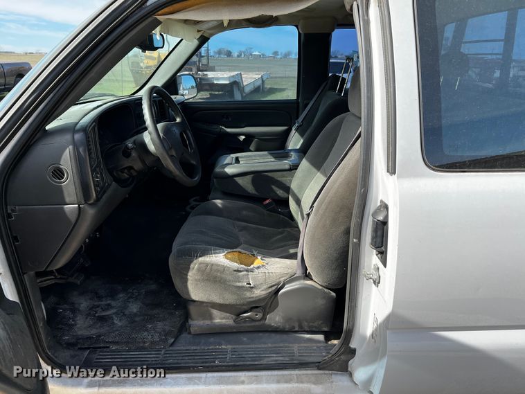 image for item DQ1981 2004 Chevrolet Silverado 1500  Ext. Cab pickup truck