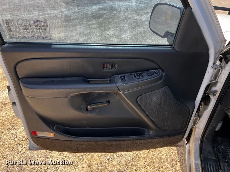 image for item DQ1981 2004 Chevrolet Silverado 1500  Ext. Cab pickup truck