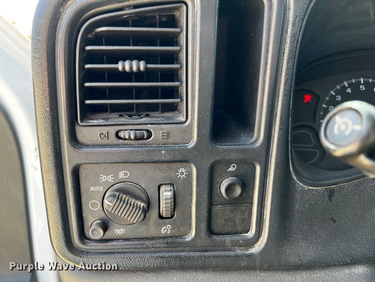 image for item DQ1981 2004 Chevrolet Silverado 1500  Ext. Cab pickup truck