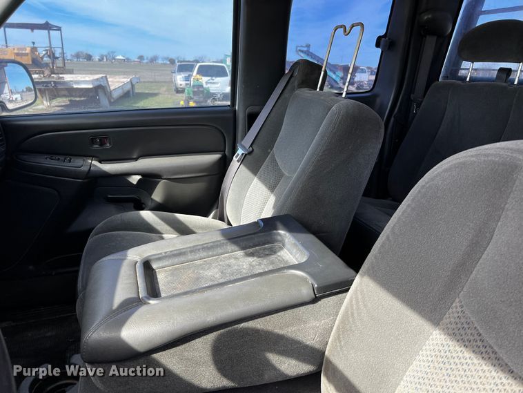 image for item DQ1981 2004 Chevrolet Silverado 1500  Ext. Cab pickup truck