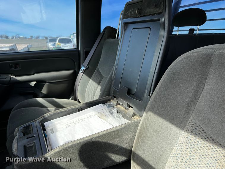 image for item DQ1981 2004 Chevrolet Silverado 1500  Ext. Cab pickup truck