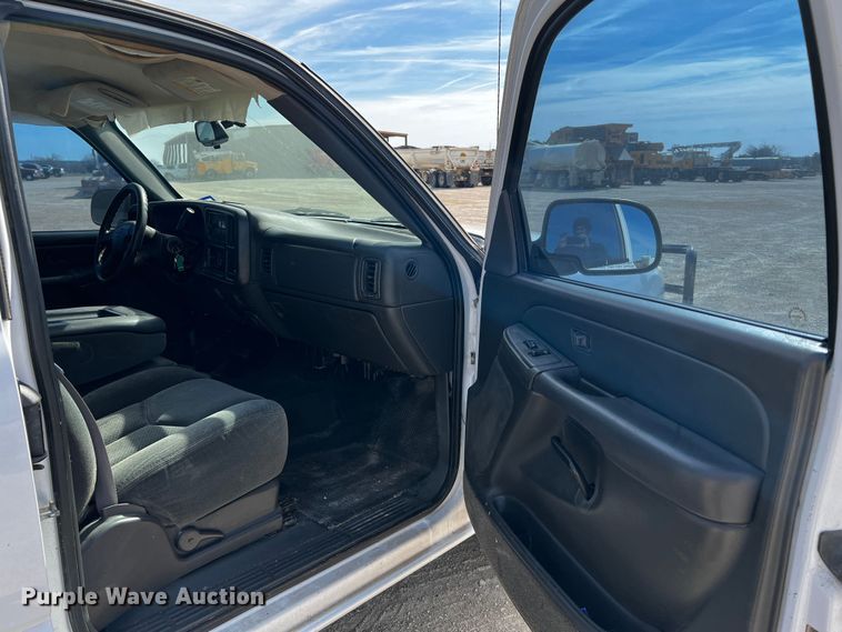 image for item DQ1981 2004 Chevrolet Silverado 1500  Ext. Cab pickup truck