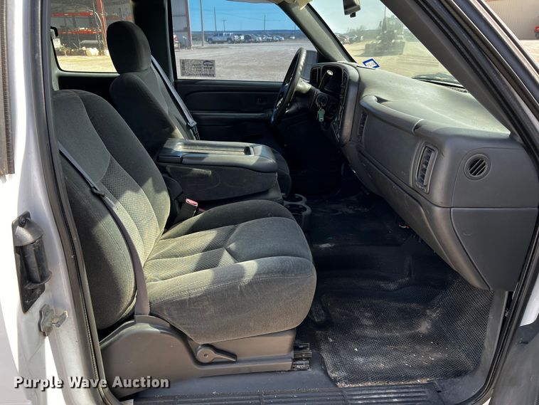 image for item DQ1981 2004 Chevrolet Silverado 1500  Ext. Cab pickup truck