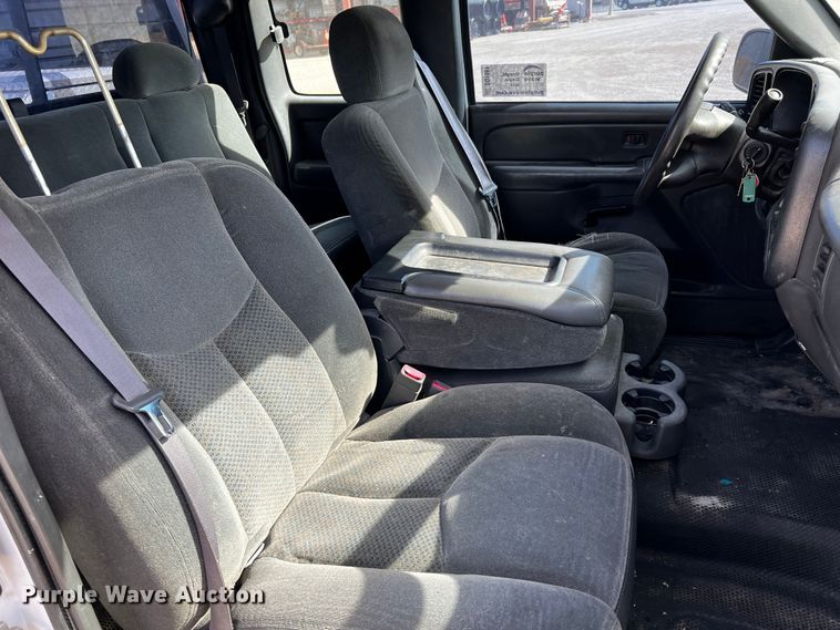 image for item DQ1981 2004 Chevrolet Silverado 1500  Ext. Cab pickup truck