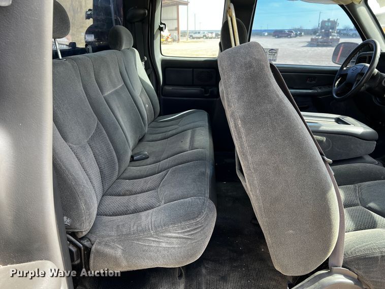 image for item DQ1981 2004 Chevrolet Silverado 1500  Ext. Cab pickup truck