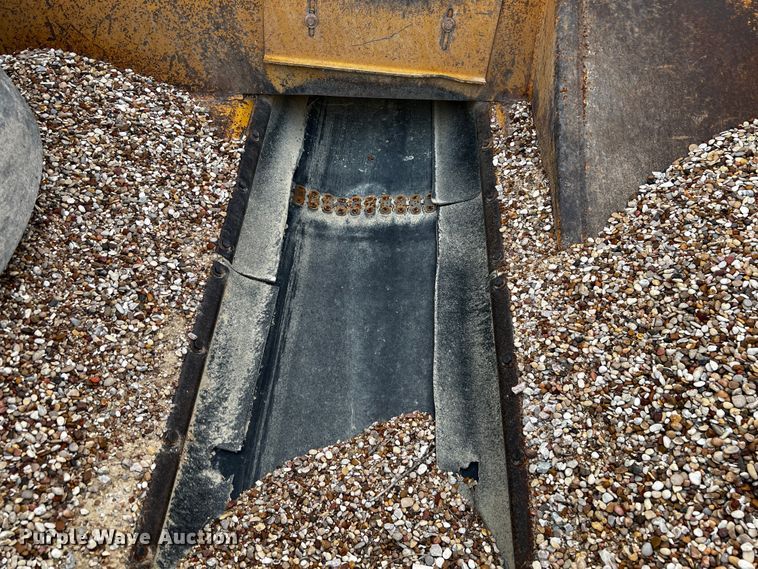 image for item DQ1982 Etnyre  chip spreader