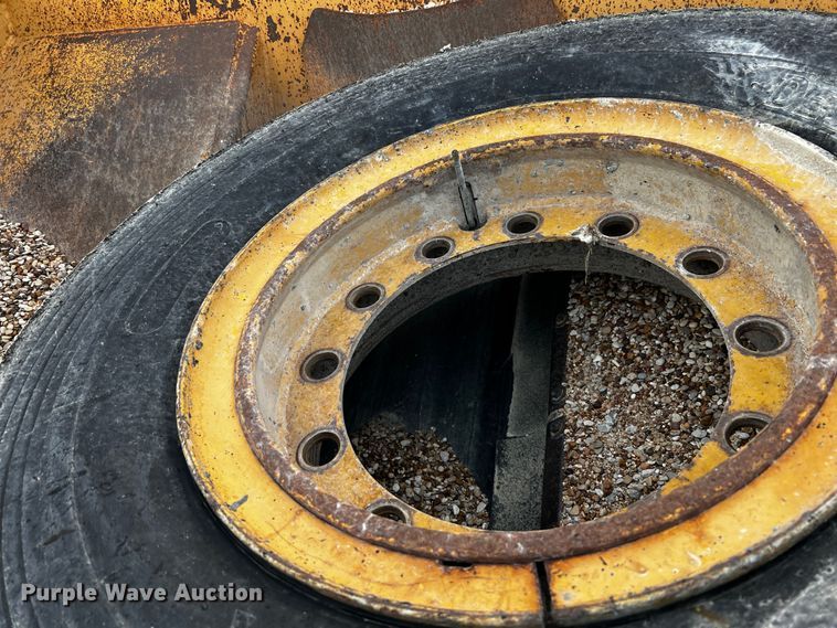 image for item DQ1982 Etnyre  chip spreader