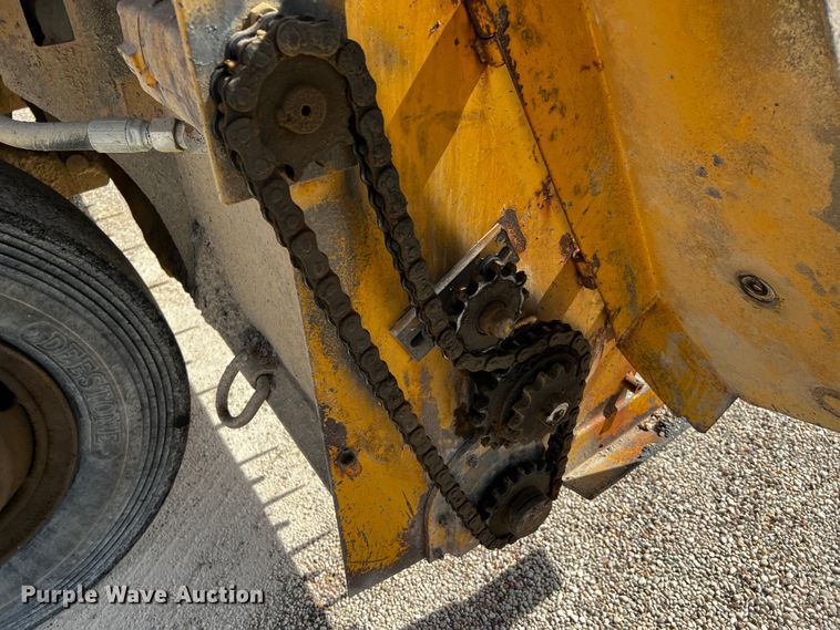 image for item DQ1982 Etnyre  chip spreader