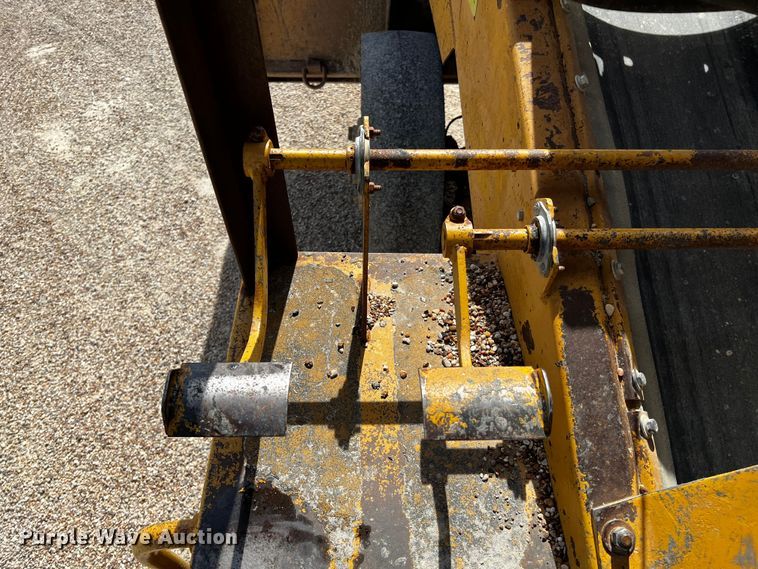 image for item DQ1982 Etnyre  chip spreader