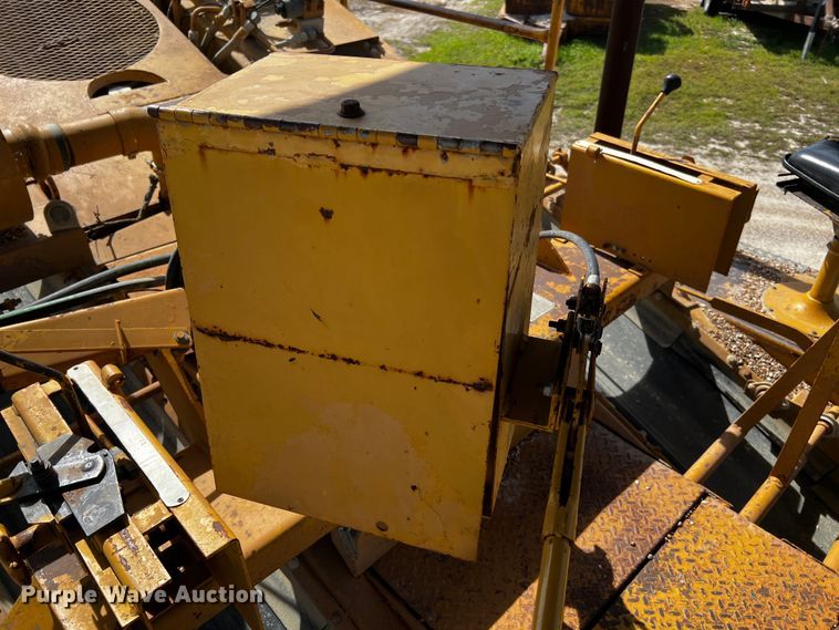 image for item DQ1982 Etnyre  chip spreader