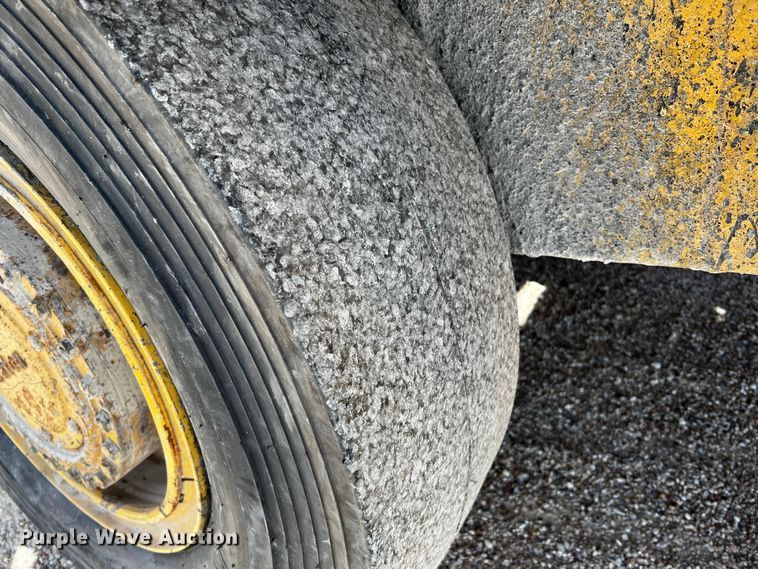 image for item DQ1982 Etnyre  chip spreader