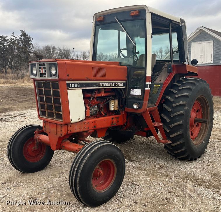 image for item DQ4113 1980 International Harvester 1086  tractor