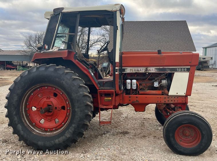 image for item DQ4113 1980 International Harvester 1086  tractor