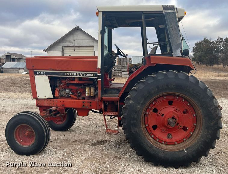 image for item DQ4113 1980 International Harvester 1086  tractor