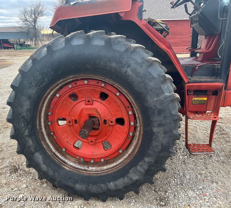 image for item DQ4113 1980 International Harvester 1086  tractor