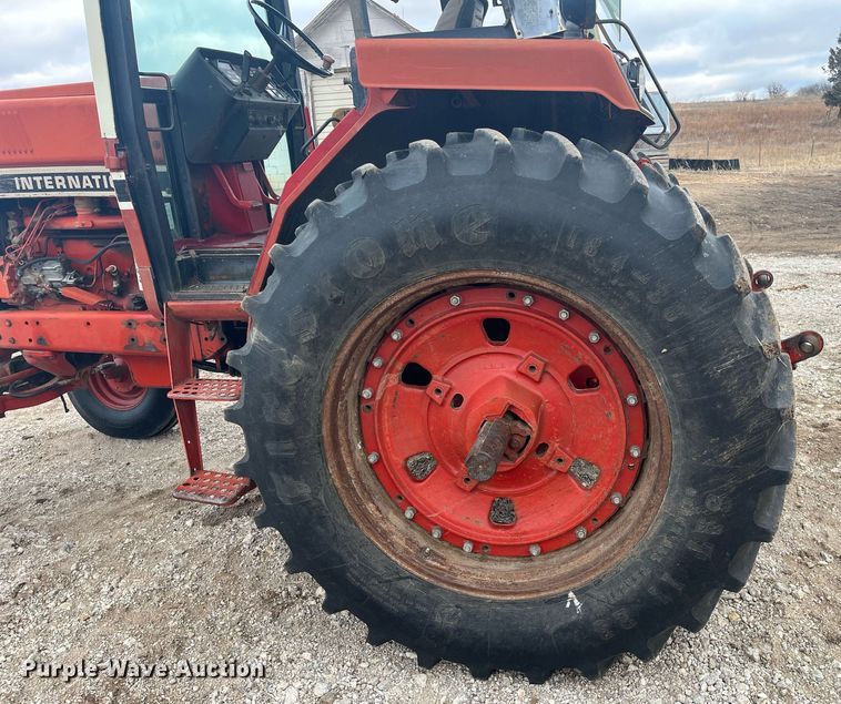image for item DQ4113 1980 International Harvester 1086  tractor