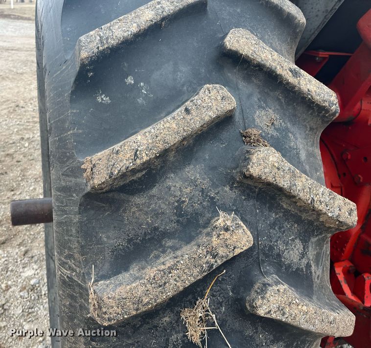 image for item DQ4113 1980 International Harvester 1086  tractor