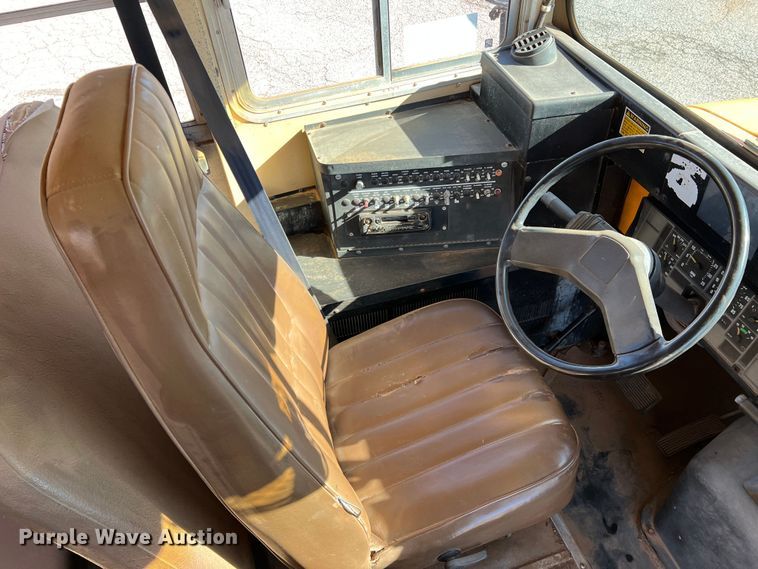 image for item DS2745 1993 International 3800  school bus