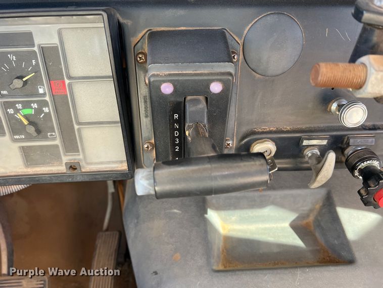 image for item DS2745 1993 International 3800  school bus