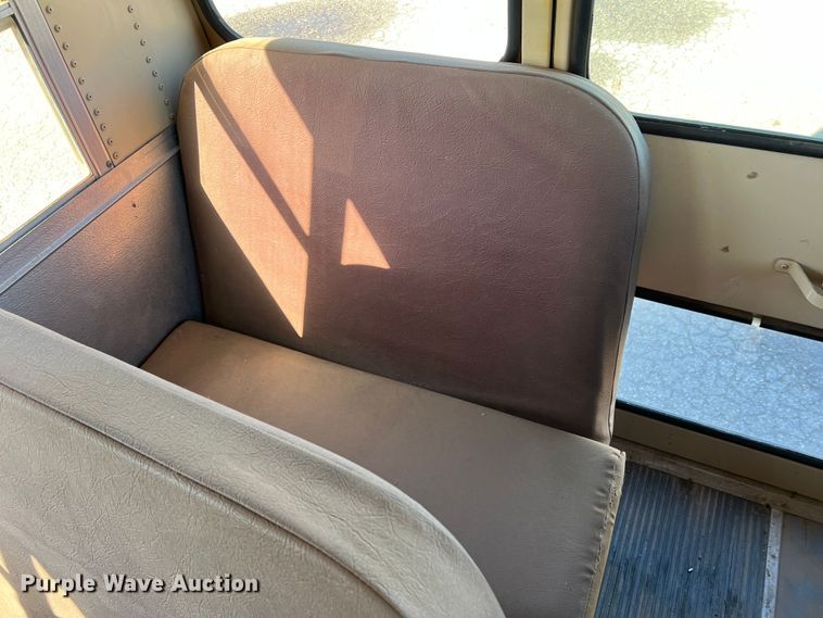 image for item DS2745 1993 International 3800  school bus