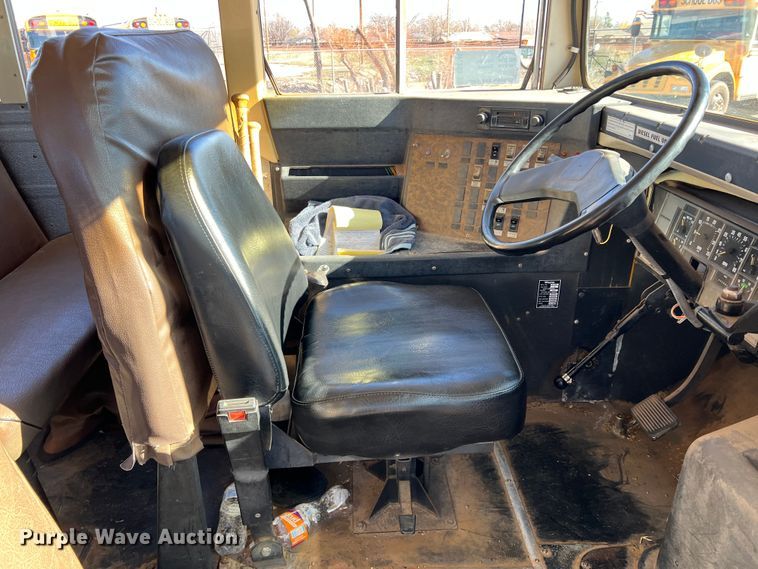 image for item DS2746 1992 International 3800  school bus