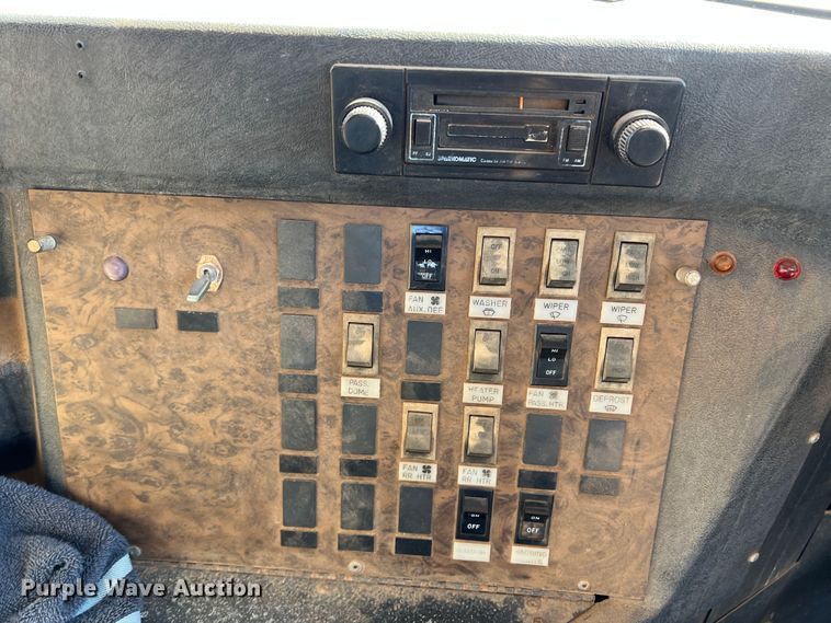 image for item DS2746 1992 International 3800  school bus